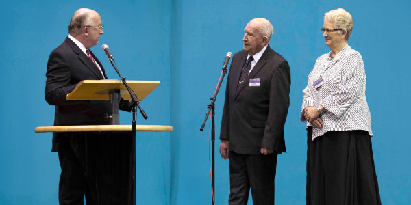 Geoffrey Jackson entrevista a sus padres en una asamblea