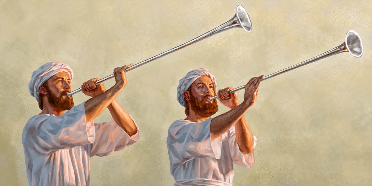 Dos sacerdotes israelitas tocan dos trompetas largas.