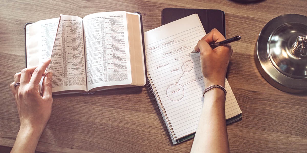 Alguien estudiando las profecías de la Biblia