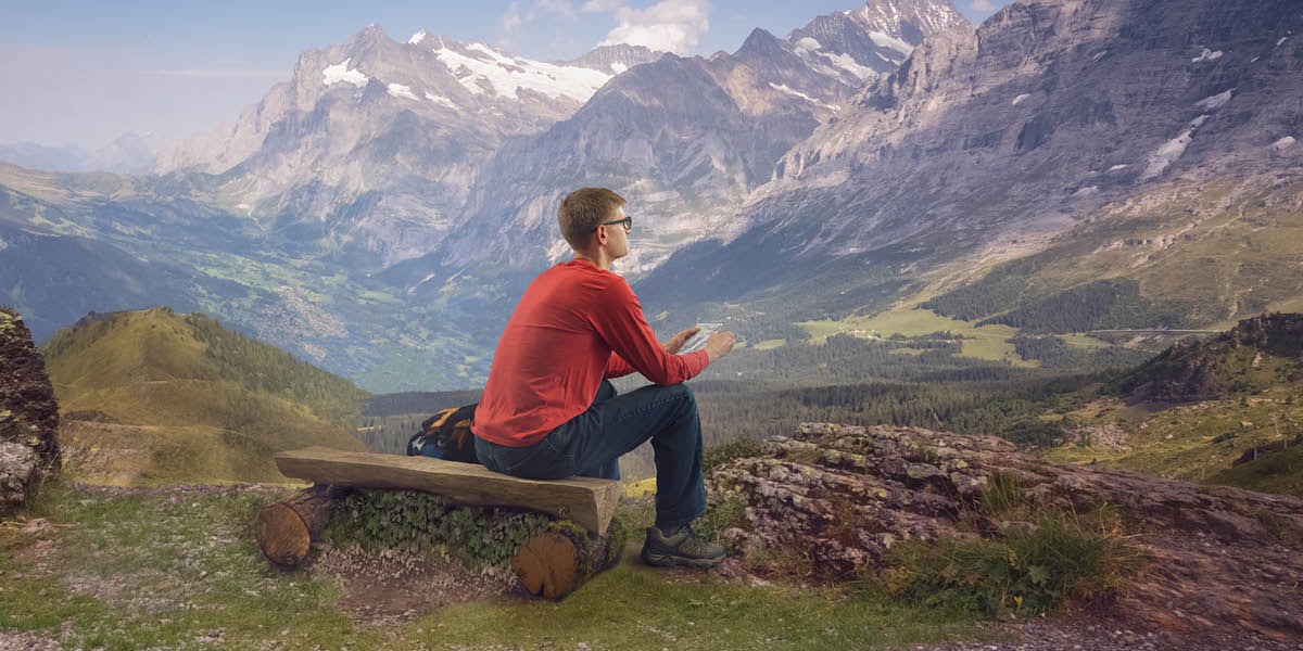 Un hombre mirando las montañas