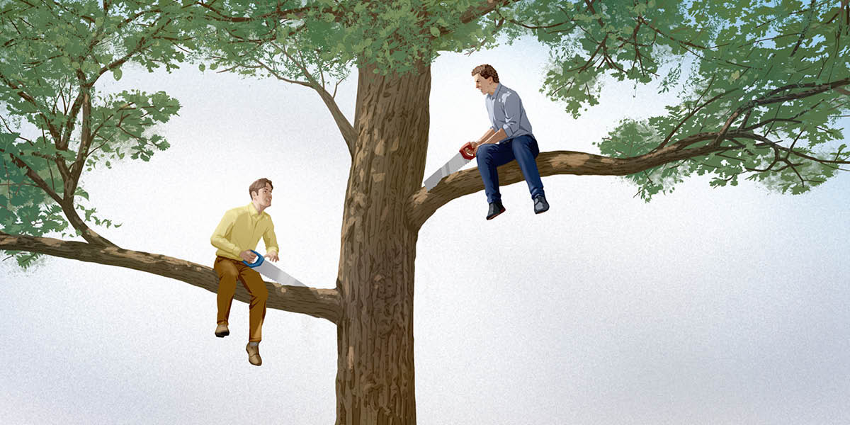En un árbol, dos hombres enojados están sentados en dos ramas distintas y se miran el uno al otro. Cada hombre corta con una sierra la rama en la que están sentados.