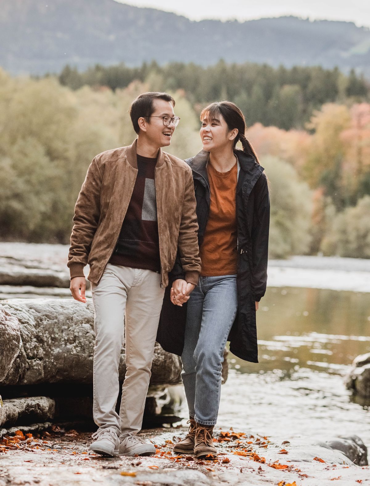 Un matrimonio disfruta de caminar por el campo.