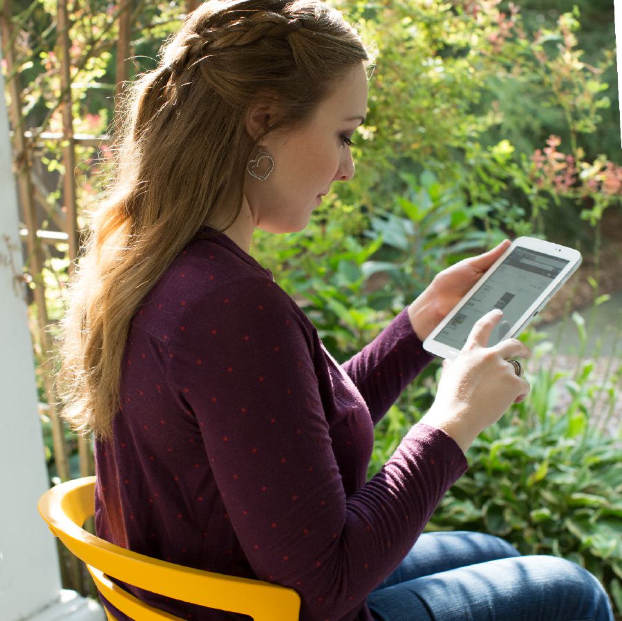 A woman looks at the jw.org website