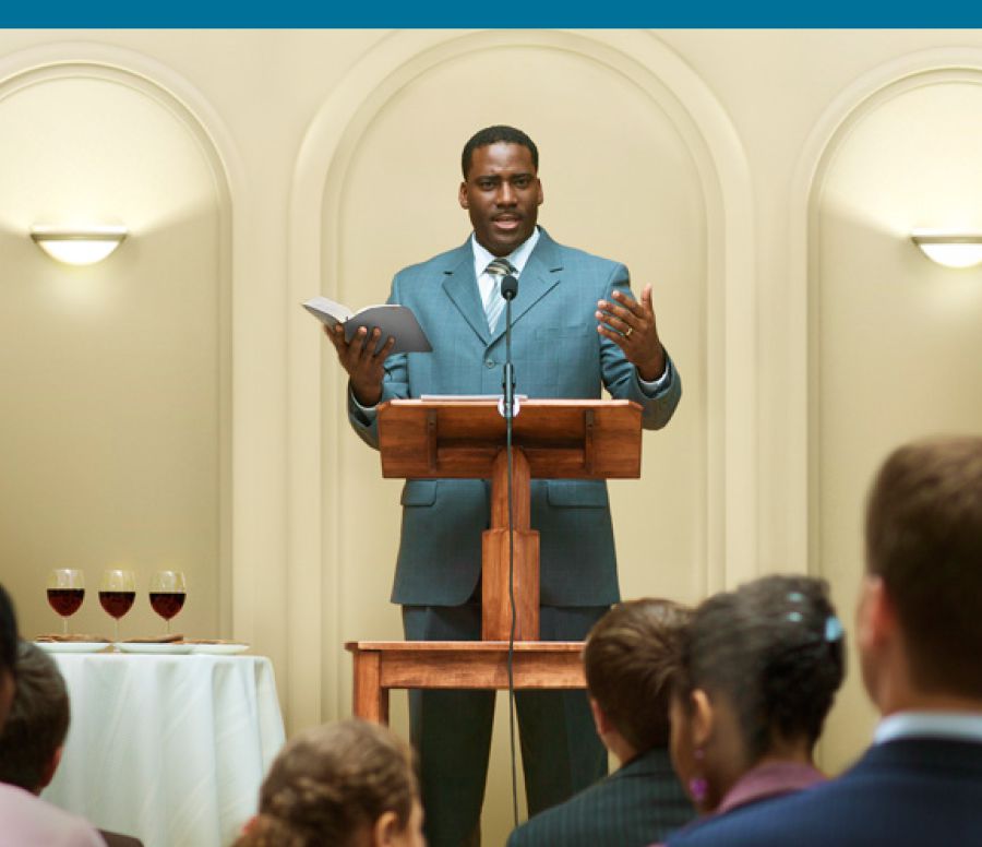 A brother giving the Memorial talk at a Kingdom Hall.