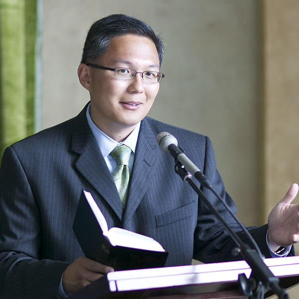 A minster delivering a Bible discourse