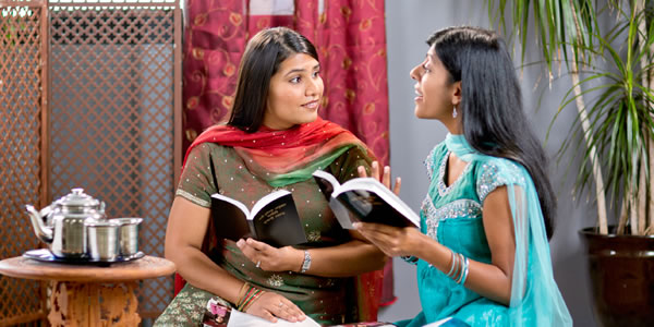 One of Jehovah’s Witnesses discusses the Bible with a woman