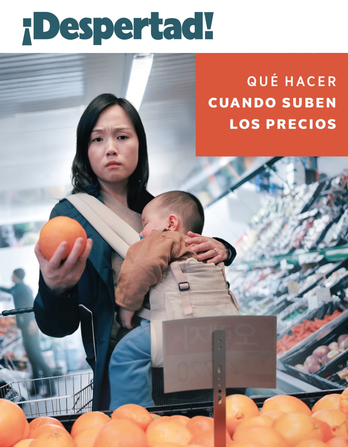 En un supermercado, una madre que lleva a su bebé dormido mira preocupada el precio de la fruta.