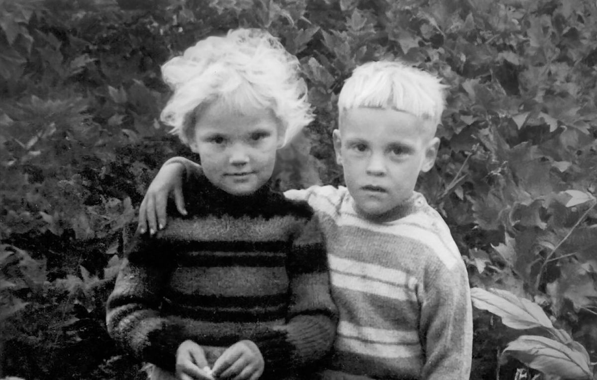 Virgilijus, a los cuatro años de edad, con el brazo sobre los hombros de sus hermana gemela, Danguolė.