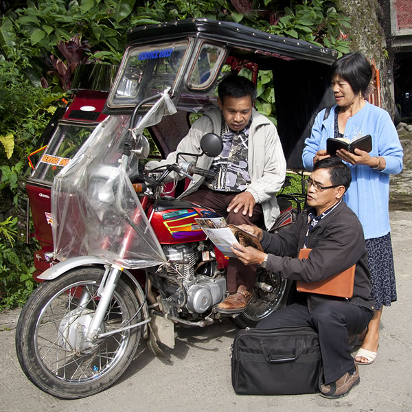 Dos testigos de Jehová predicando en Filipinas