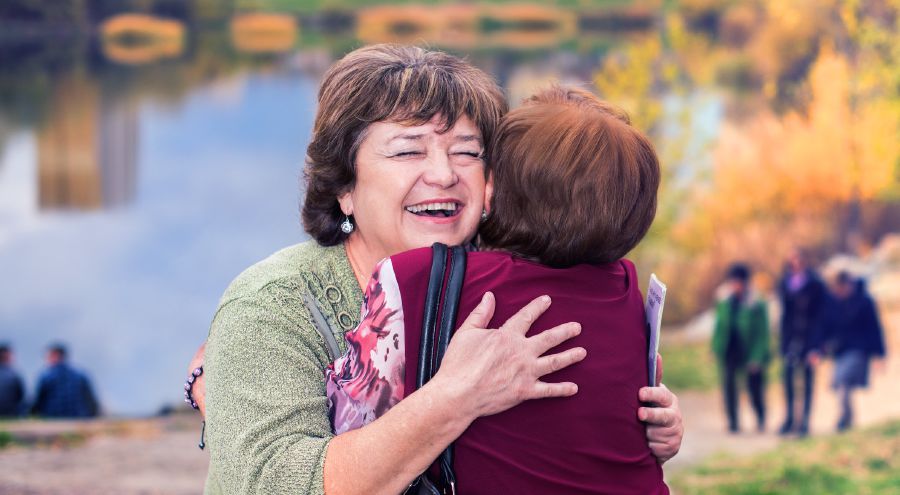 Dos hermanas se dan un abrazo