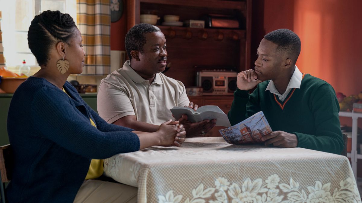 En su casa, el hermano habla con sus padres sobre el folleto que recibió. Ellos razonan con él usando la Biblia.