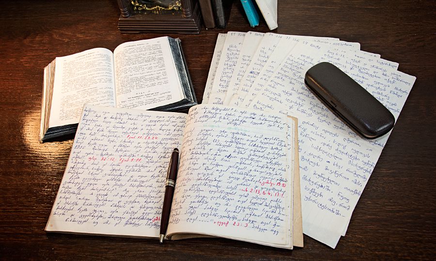 Copias escritas a mano de La Atalaya y Examinando las Escrituras diariamente en georgiano