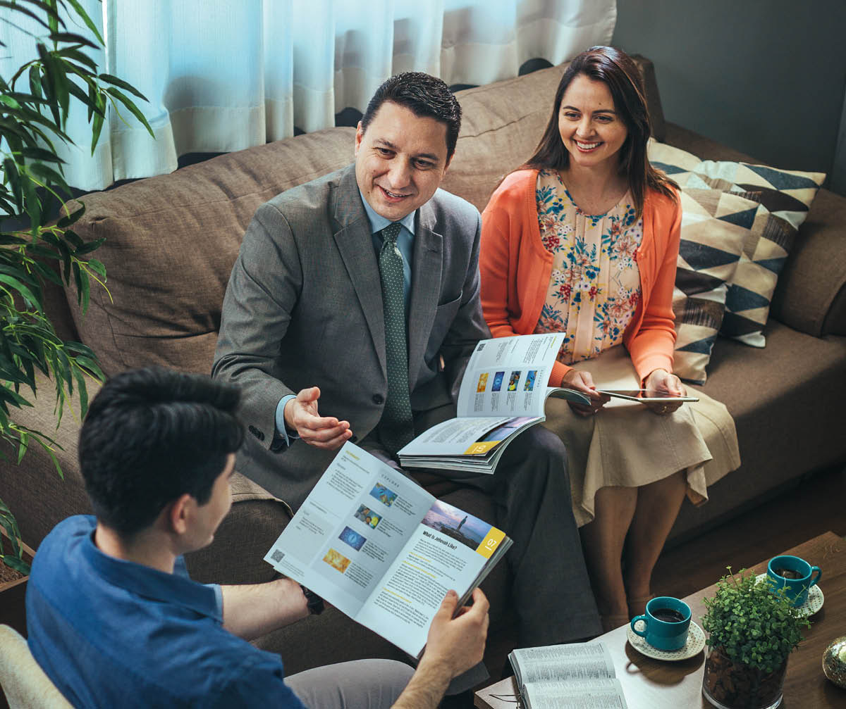 زوجی با استفاده از كتاب «تا ابد از زندگی لذّت ببريد!‏» با مردی جوان كتاب مقدّس را مطالعه می‌كنند.‏