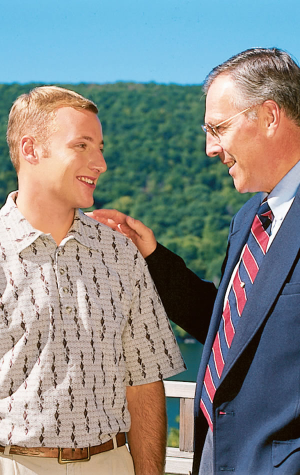 مسيحی‌ای سالمند نشان می‌دهد كه به هم‌ايمان جوان‌تر خود اعتماد دارد.‏