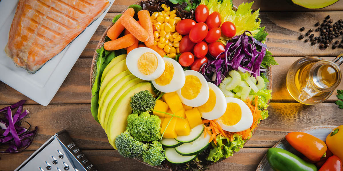 غذای سالم و متنوع روی یک میز.‏