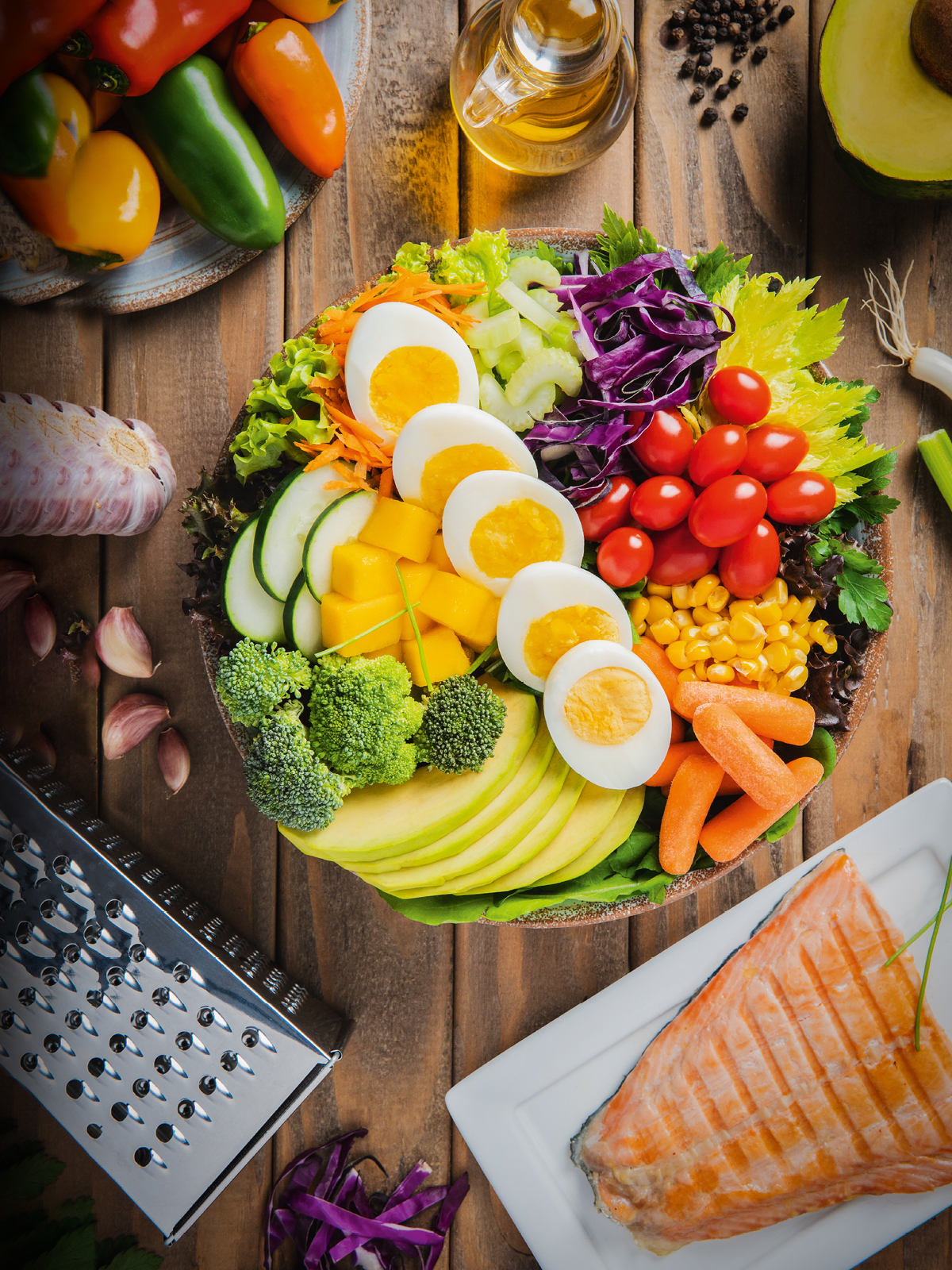 غذای سالم و متنوع روی یک میز.‏