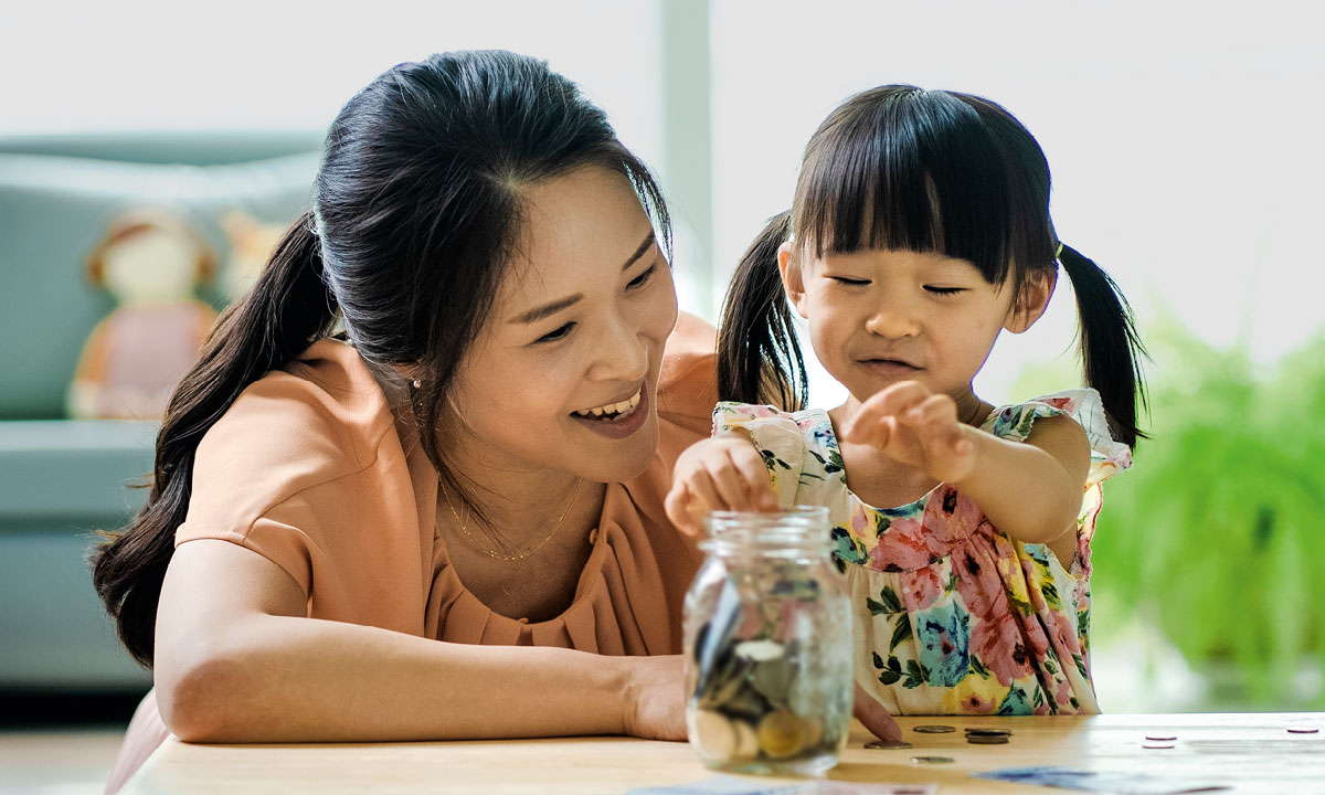 مادری به دخترش کمک میکند تا پولش را پسانداز کند.