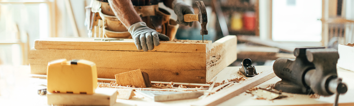 نجّاری یک میخ را در چوب می‌کوبد.‏