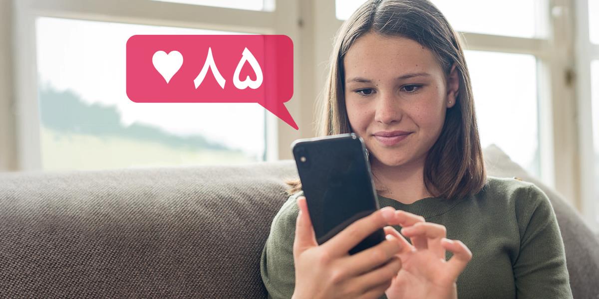 دختری نوجوان با لبخند به موبایلش نگاه می‌کند.‏ او ۸۵ لایک در شبکهٔ اجتماعی گرفته است.‏