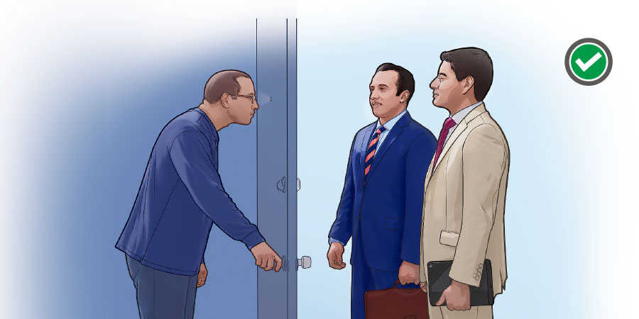 دو برادر جلوی در خانه‌ای می‌ايستند و صاحبخانه از طريق چشمیِ در،‏ به آنان نگاه می‌كند