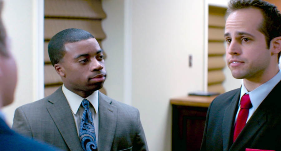 آلكس با بيل و كارل فروتنانه صحبت می‌كند