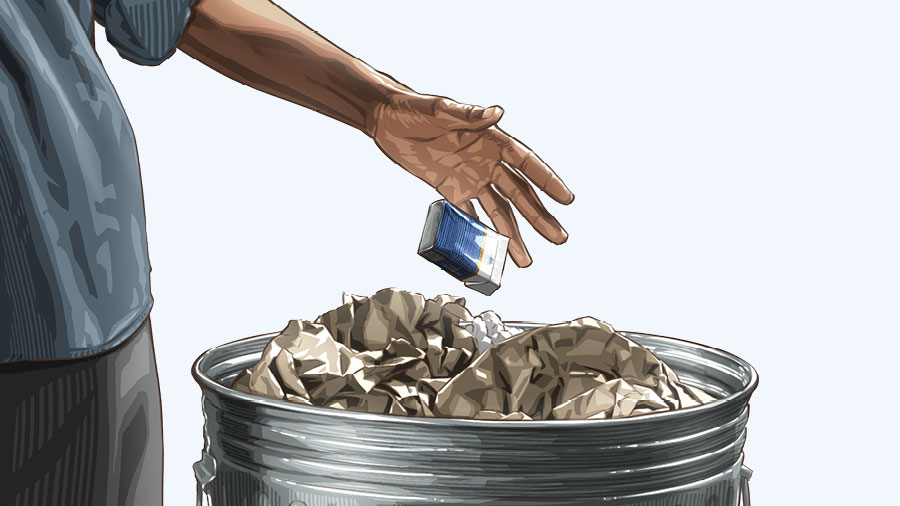 مردی پاکت سیگارش را دور می‌اندازد