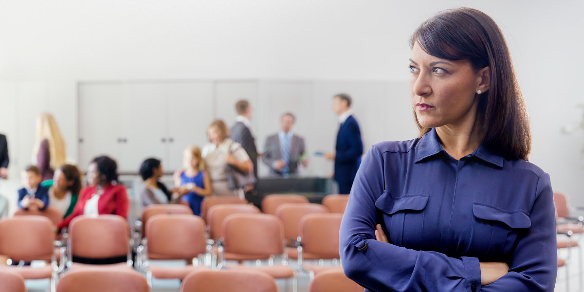 خواهری عصبانی در سالن جماعت