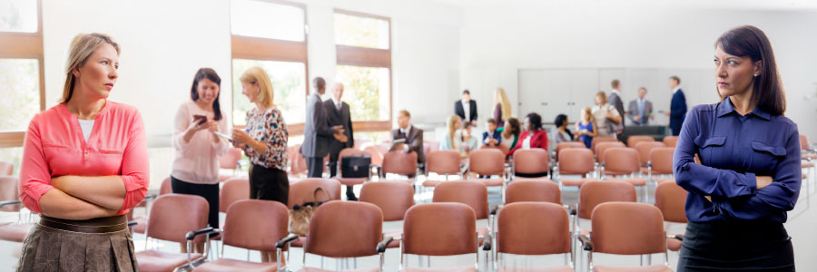 دو خواهر با حالتی خصمانه به يكديگر نگاه می‌كنند