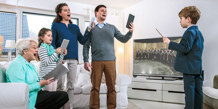 خانواده‌ای در پرستش خانوادگی‌شان سرود خواندن را تمرين می‌كنند