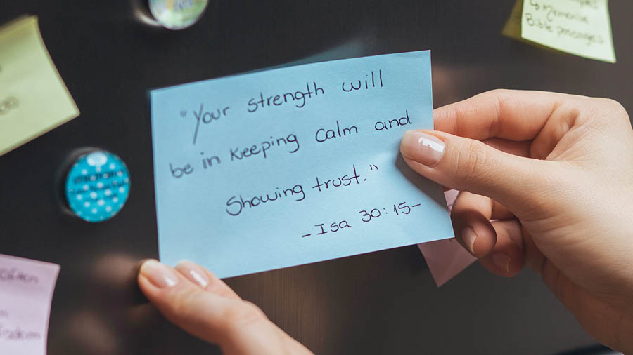 آن خواهر كاغذی را روی يخچال می‌چسباند كه روی آن آيهٔ اِشَعْيا ۳۰:‏۱۵ نوشته شده است.‏