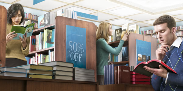 Homme lisant la Bible dans une librairie