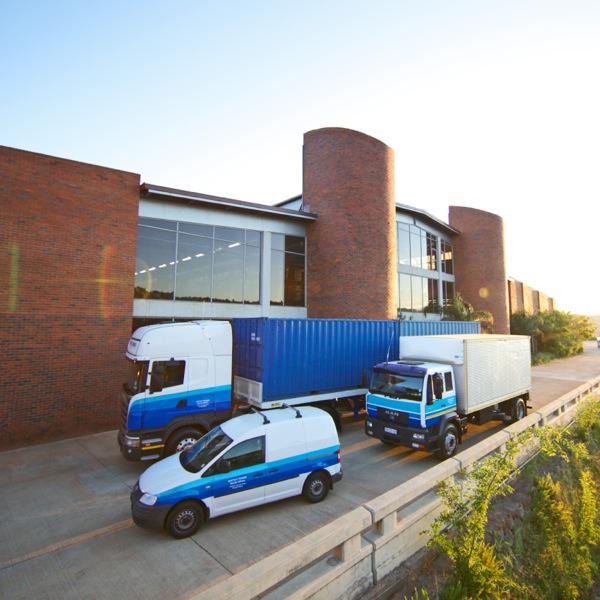 Camions livrant des publications