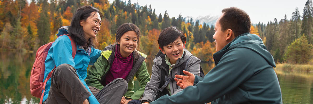 Une famille discute joyeusement en plein air.