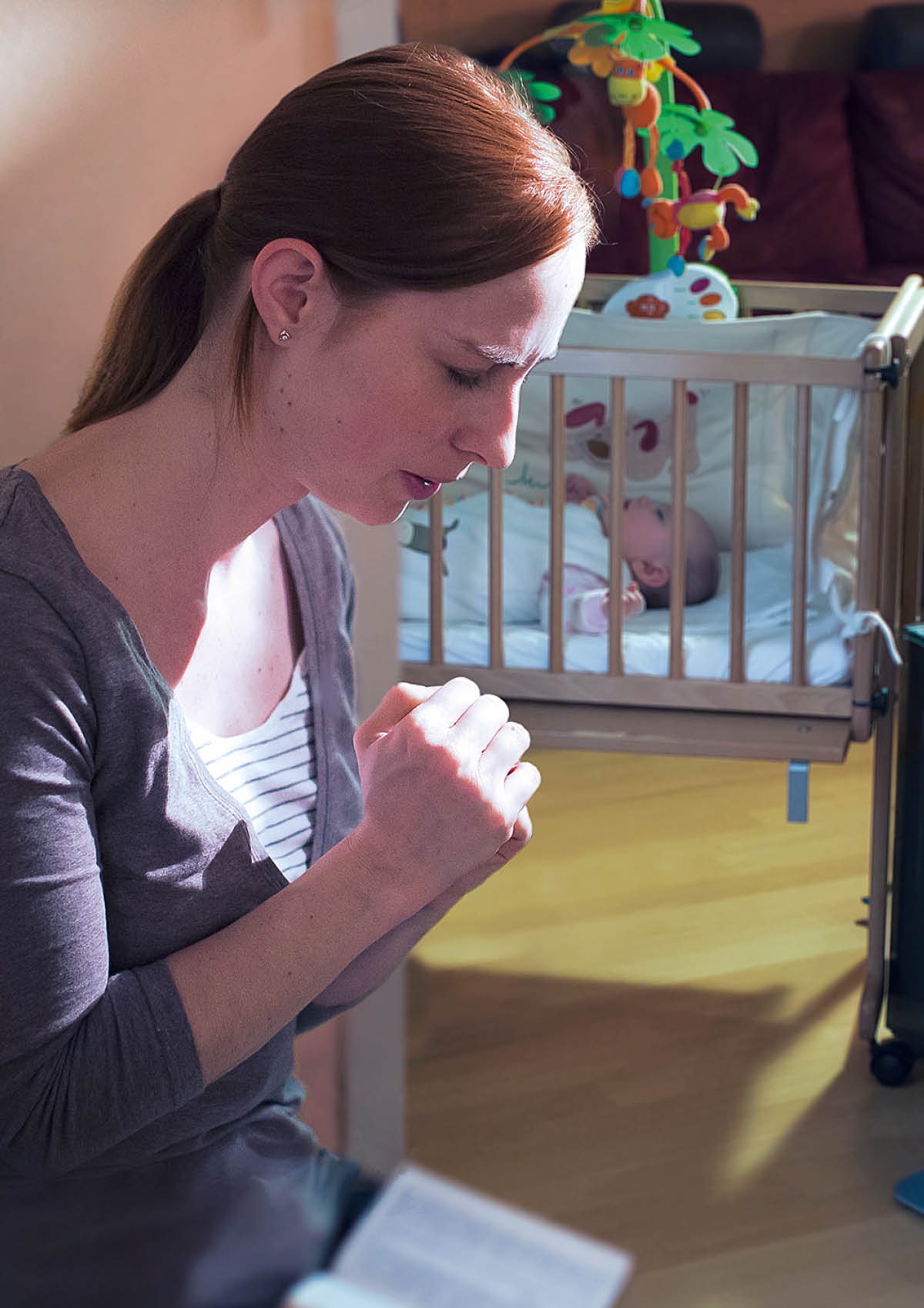 Série d’images : Une jeune maman très occupée. 1) Elle prie avant de commencer sa journée. 2) Elle donne à manger à son bébé avant d’aller prêcher. 3) Elle participe joyeusement au ministère avec ses deux filles et des sœurs de son assemblée.