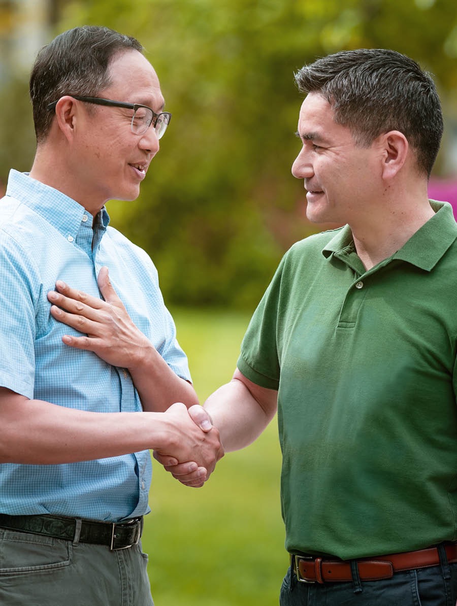 Série d’images : 1) Deux sœurs dans une Salle du Royaume ont une conversation. 2) Deux frères se serrent la main.