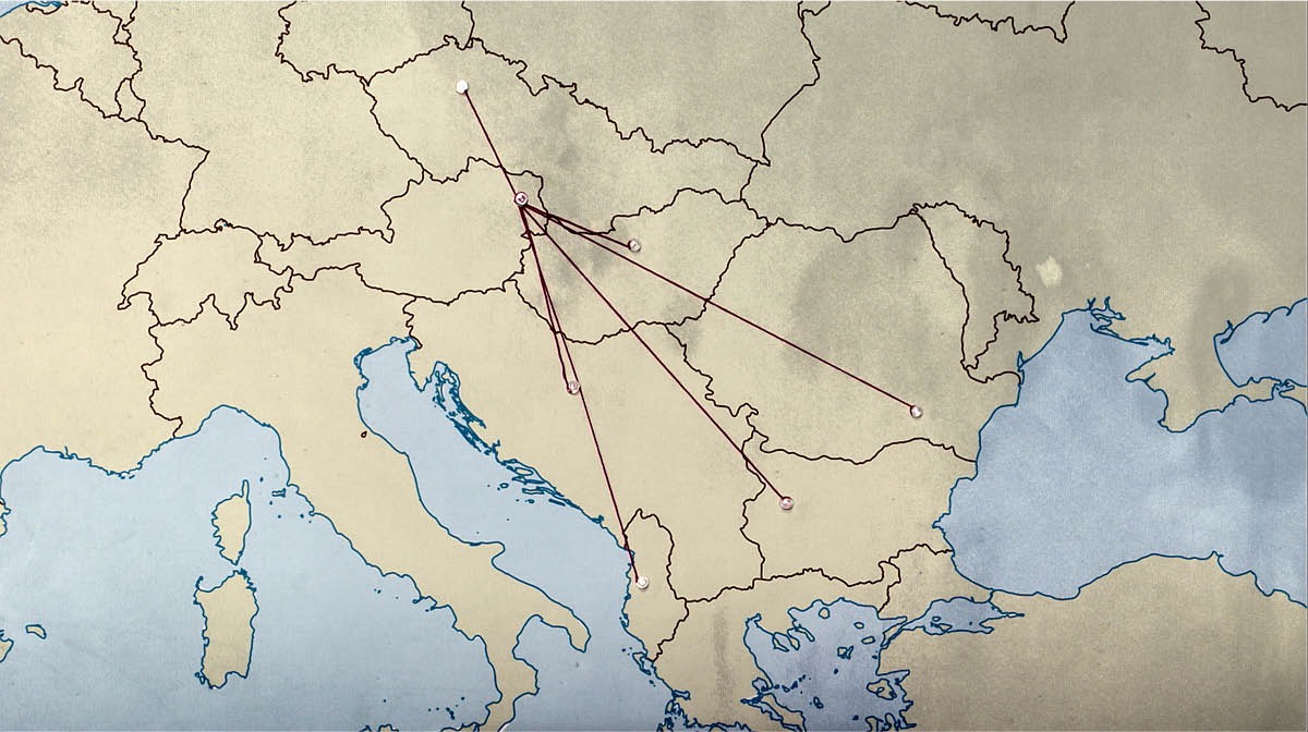 Une jeune sœur tient une sœur âgée par le bras.