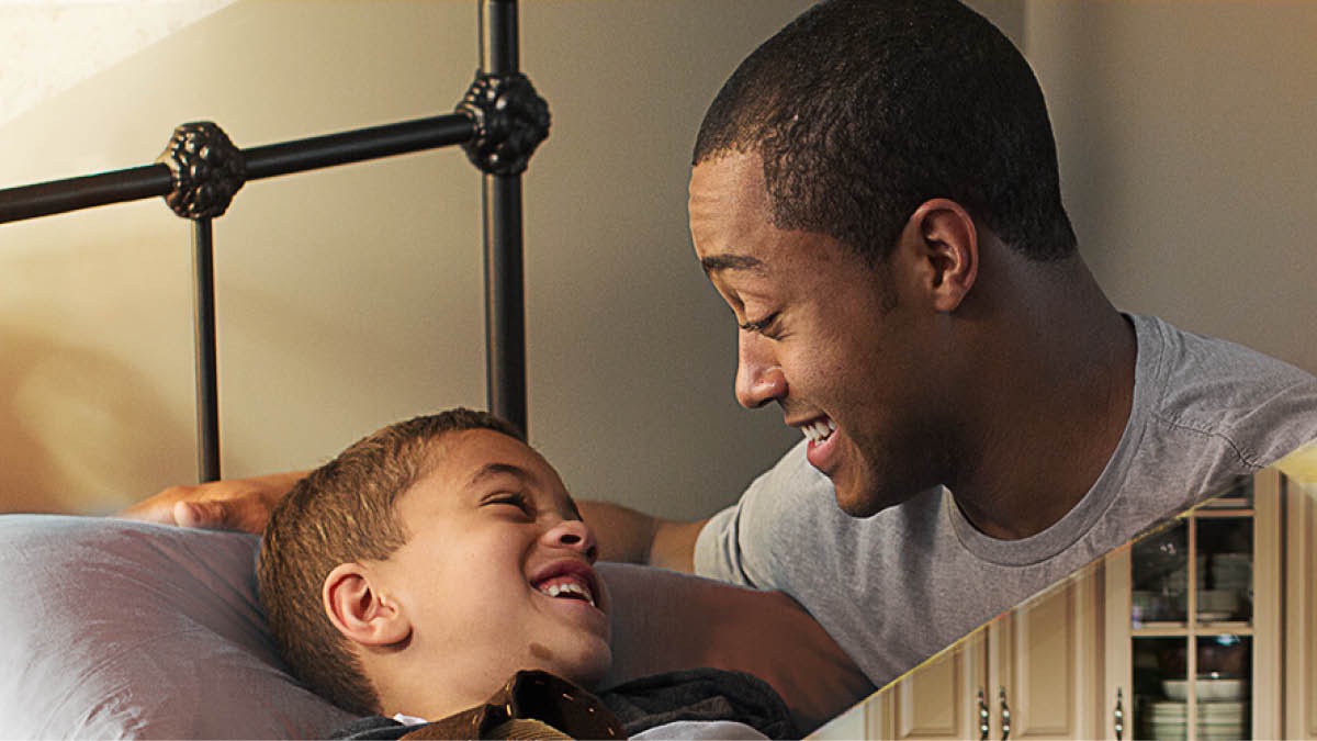 Moïse est à genoux devant un buisson en feu et se protège le visage.