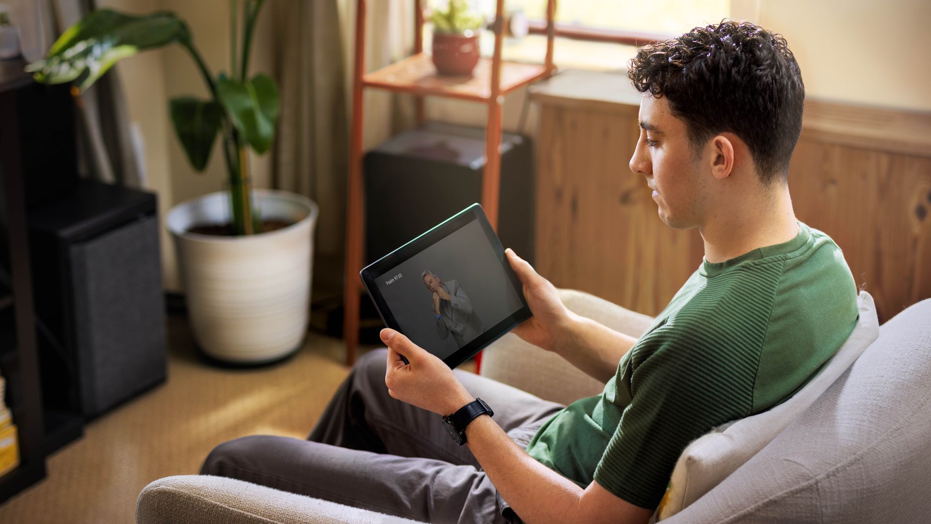 Un jeune frère fait son étude individuelle.