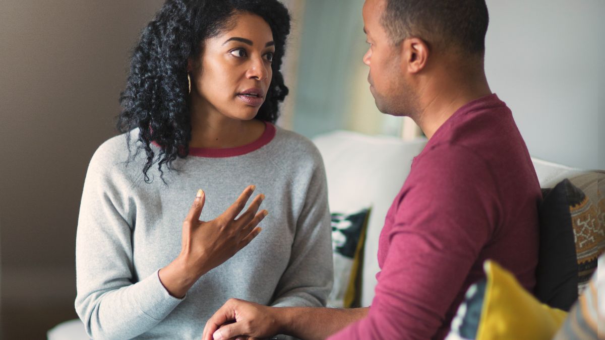 Un mari écoute attentivement sa femme lui exprimer ce qu’elle ressent.