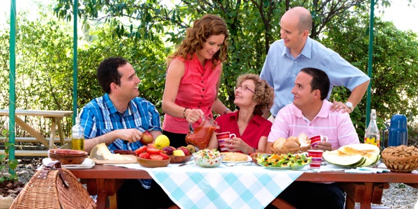 Isolina Lamela qui partage un repas avec des amis