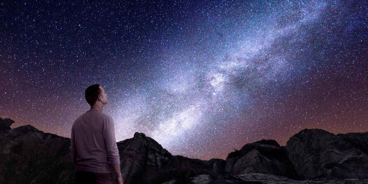 Un homme regarde le ciel étoilé