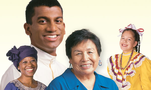 Hymyileviä eri-ikäisiä ja erimaalaisia todistajia.