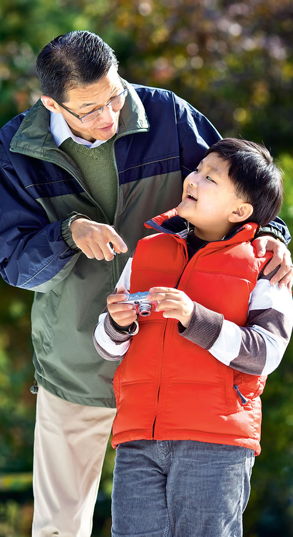 Isä puhuu poikansa kanssa