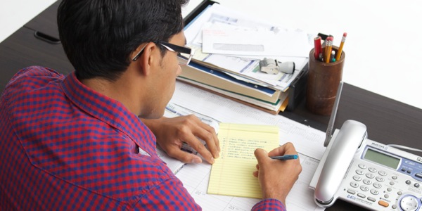 Mies laatii tehtävälistaa