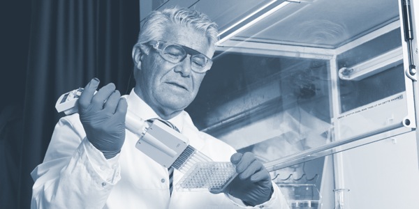 Tohtori Hans Kristian Kotlar työssä