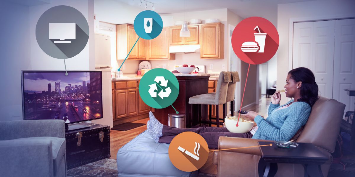 Nainen katsoo televisiota ja syö roskaruokaa