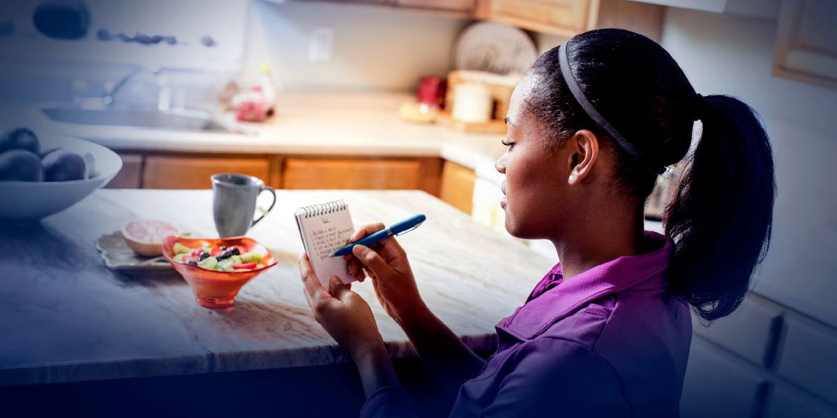 Nainen laatii listaa