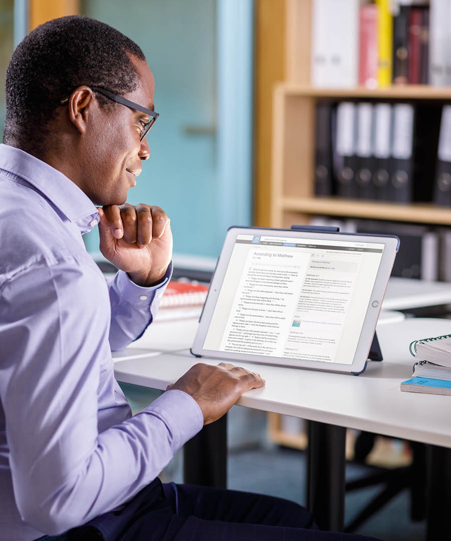 Mies lukee Raamattua verkossa
