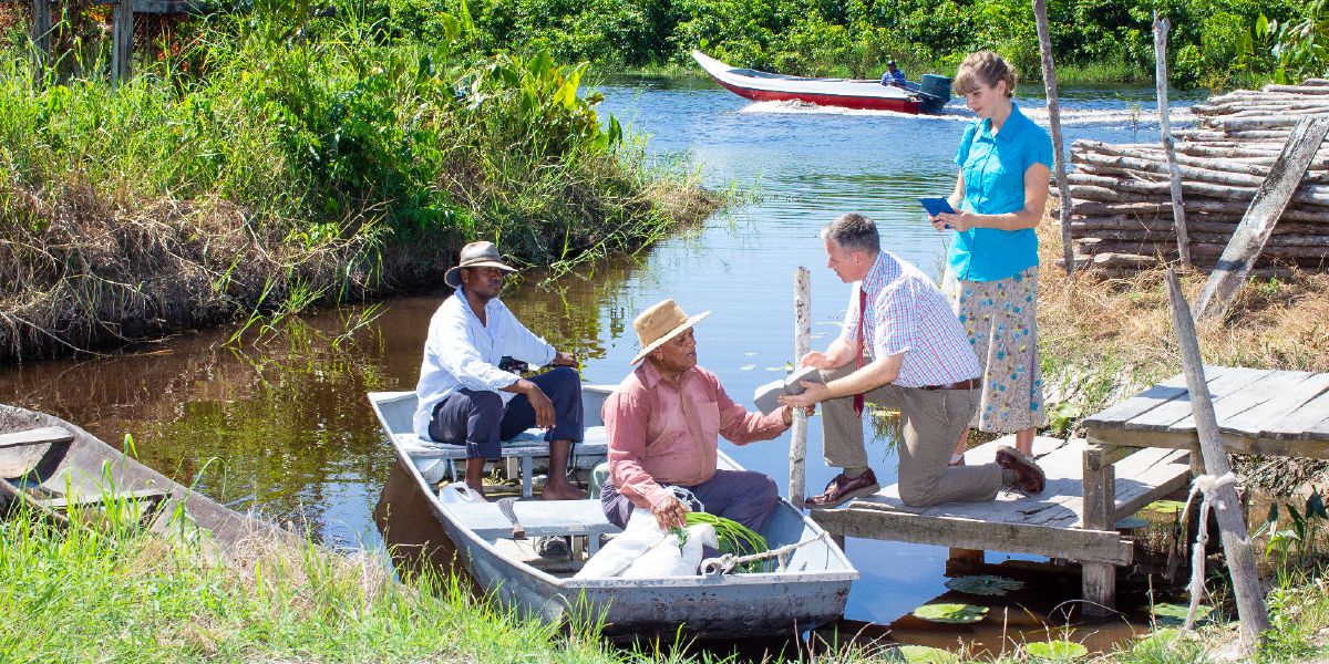 Tarvealueella asuva pariskunta kertoo hyvää uutista kahdelle veneessä olevalle miehelle
