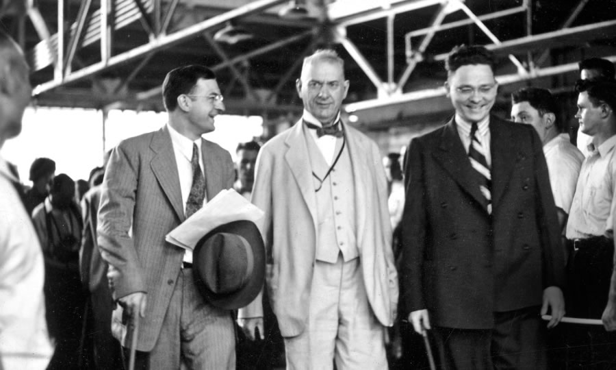 Nathan Knorr ja Hayden Covington Joseph Rutherfordin seurassa